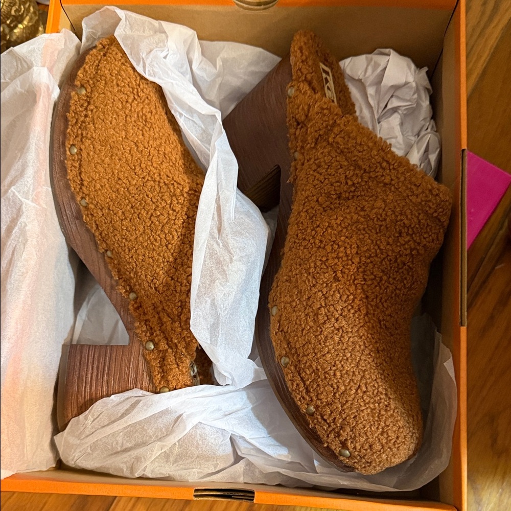 Kork-Ease Tan Sherpa Mule Clogs